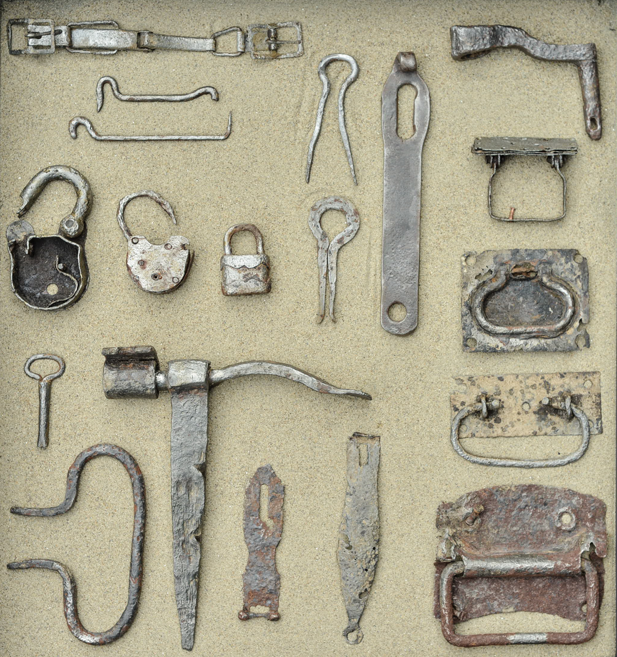 Экспозиция - замочки, ключики, дверное и  сундучное.jpg